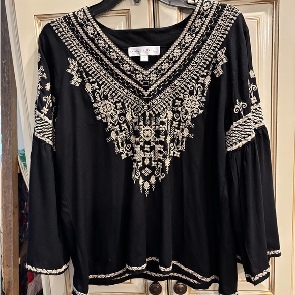 Chelsea & Theodore top ladies size small black in color. Long sleeve - Picture 1 of 6
